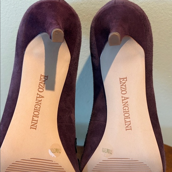 Enzo Angiolini pumps 2.5” heeled shoes suede purple plum Navy trim
Size 7.5 - Picture 10 of 11